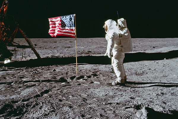 Buzz Aldrin gör honnör för USA:s flagga.