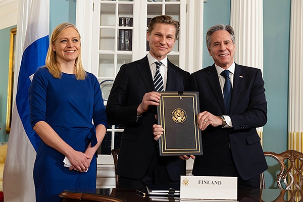 DCA-avtalet i hamn. Utrikesminister Elina Valtonen, försvarsminister Antti Häkkänen och USA:s utrikesminister Antony J. Blinken med det undertecknade avtalet.