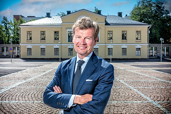 Yhteinen asia. Turvallisuus ja varmuus ovat asioita, joita me kaikki luomme yhdessä. Mikael Antellin suureksi iloksi suomalaisten puolustustahto ei ole laantunut Nato-jäsenyyden myötä, vaan päinvastoin kasvanut.